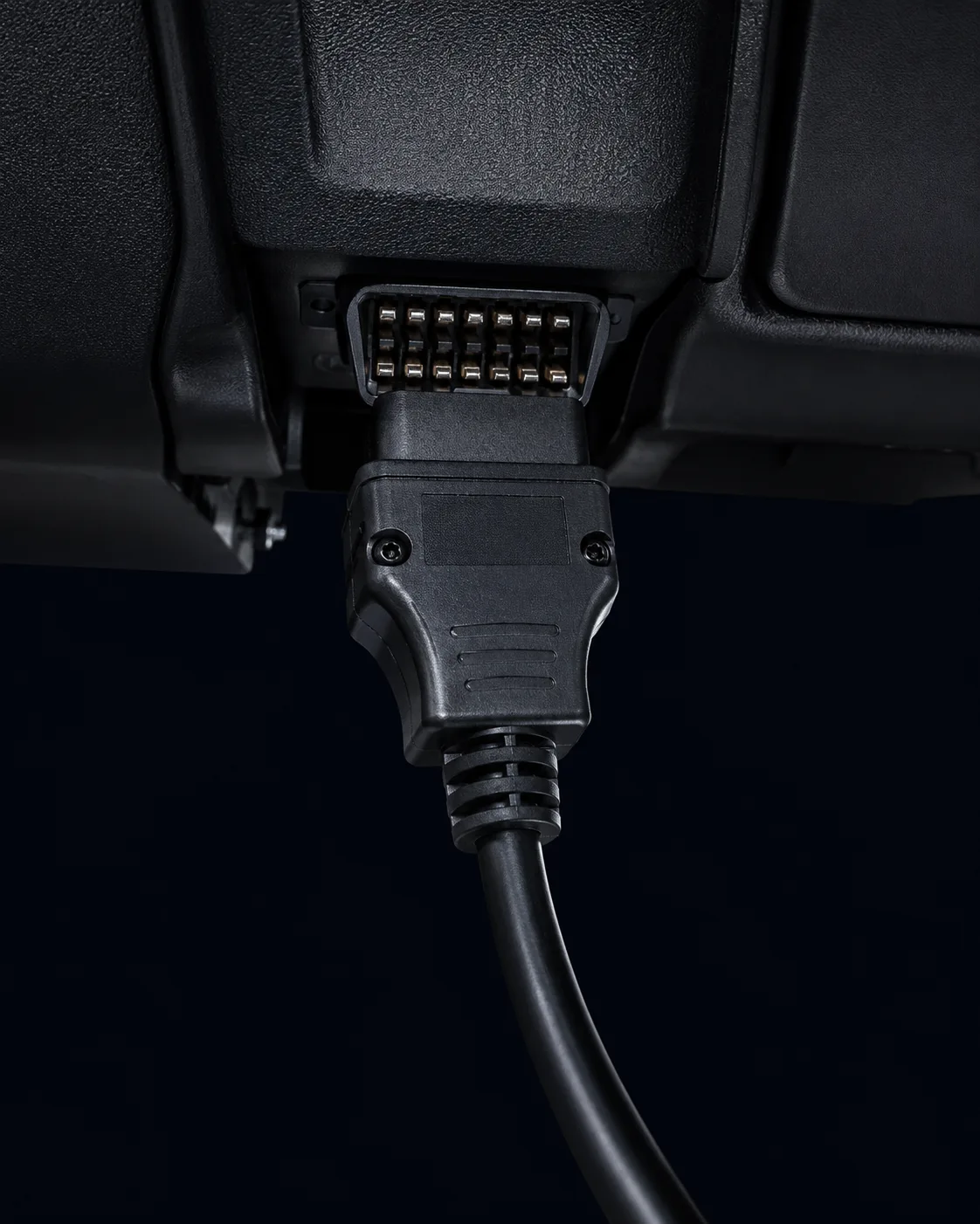 OBD-II soketi ve teşhis cihazı yakın plan, OBD Kodları sayfası görseli